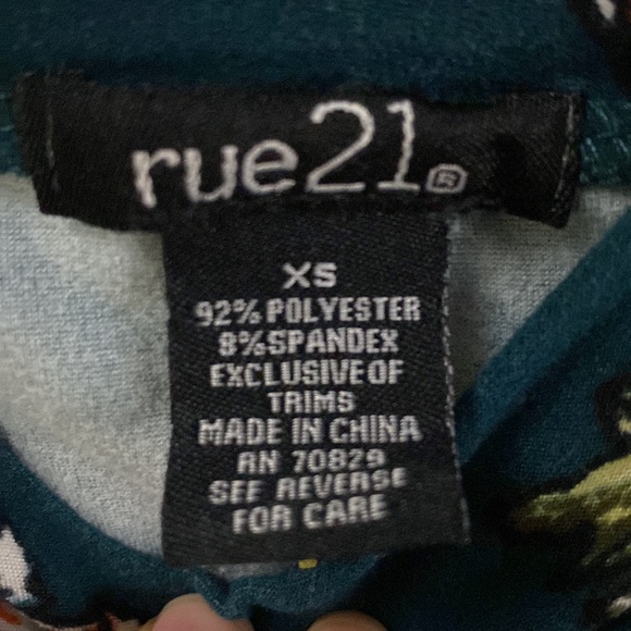 Dark Green Flower Print -Cropped Mock Neck Long Sleeve - Picture 3 of 4